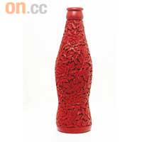 上海生產紅色木雕可樂樽，是專為V.I.P.而設的特別版，限量一百支。