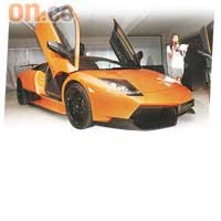 車頭加裝大型擾流板，有助提升高速行車的穩定性。