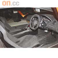 車廂用料以碳纖維及Alcantara麖皮為主，營造濃烈的跑車風格。