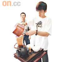 十六歲兒子銘賢學沖茶只數月，父親讚他已有大師風範。