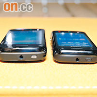 N97 mini（右）明顯較N97薄，官方規格說薄了1.7mm。