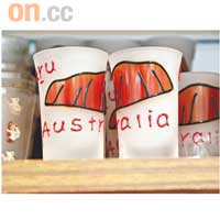 畫了烏魯魯巨石的磨沙小酒杯，最適合做手信。每隻AU$5.95（約HK$39）