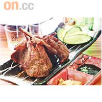 燒羊仔架　$64/4件、$120/8件來自澳洲的小羊鞍，肉質鮮嫩，加入孜然粉和十幾種香料生燒，香口味濃，完全沒有羊羶味。