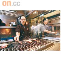 店中設置三種烤爐，明火高溫燒龍蝦和貝殼類，爐面溫度平均的用來燒魚，爐端燒電爐就燒菜同肉，不同溫度對付不同食材。