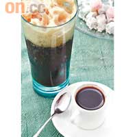 土耳其熱咖啡 $45（前）<br>土耳其凍咖啡 $45（後）<br>土耳其熱咖啡通常會在烹調時加入四茶匙糖，這裏把糖分減半，令咖啡香更突出；凍咖啡則加入了有汽飲品，咖啡香味中帶熟悉的甜味。