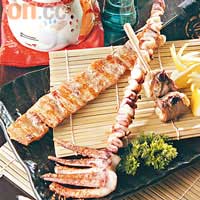 （左）	鹽燒豬Toro$14/串<br>（中）	長腳魷魚鉄炮燒$38/串<br>（右）	鴨葱味噌串$16/串<br>豬Toro即五花腩，六件串在十二吋長燒棒上燒，入口Juicy；魷魚以七味粉調味，味濃而不會過韌；鴨葱卷則用上黑味噌調味，惹味吸引。