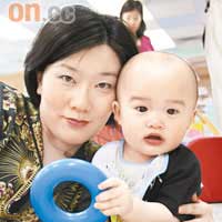 Ethan比較活躍，所以Vicky帶他參加Baby Gym，讓他郁餐飽！