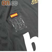 右胸繡有西班牙國旗外，還有皇馬主場巴拿貝球場的徽章。