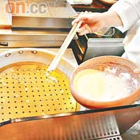 調好脆漿後，可以用筷子將脆漿彈到油中，以測試油溫，若脆漿即時浮在油面，即代表油溫適合。