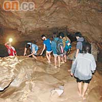 有別中國的地洞，薩加達Sumaging Cave既沒石階，也沒射燈，一切只靠導遊手拿的煤氣燈引路，像極地心探險。
