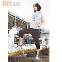 Last Orgy Two灰色Hooded Sweater $1,599<br>NOWHERE綠色迷彩Sneakers $2,699