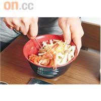 大阪燒DIY步驟<br>１，把碗內材料完全拌勻。