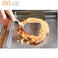 ３．三至四分鐘後，將燒餅反轉再煎數分鐘上碟，塗上大阪燒汁及依個人喜好加上沙律醬、木魚花及紫菜粉即成。
