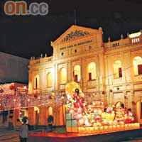 議事亭廣場每年中秋都設置大型花燈來應節。