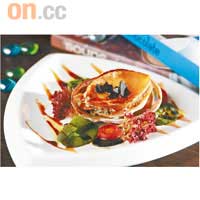 鹽燒鮑魚<br>鮑魚先以白酒加入香草蒸三小時，再灑上海鹽用猛火燒香，入口煙韌非常，別具口感。