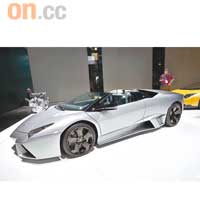 車身以CFC複合碳纖和輕量化鋼材打造，全車淨重只有1,690kg。