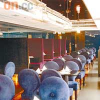 藍色絲絨座位、名師吊燈、落地玻璃、無敵海景，在如此現代風格的餐廳享用日本料理，又是另一番享受。