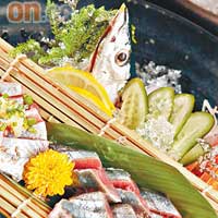 秋刀魚刺身 $108-$128<BR>餐廳不時有期間限定的刺身供應，近日當造的，除了北海道海膽外，還有來自九州的秋刀魚，用來做刺身，一流！