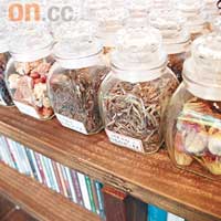 擺放韓茶材料的玻璃瓶放滿一角。