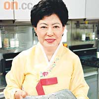 穿上傳統韓服的金女士，眨吓眼便煮出一道色香味俱全的炒年糕。