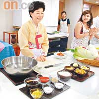 金女士教授烹飪前，先將材料逐一介紹，而翻譯人員會同步全程跟進。