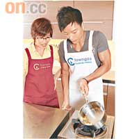 菜油先煮溶菜油（Crisco）於室溫時為白色固體，Otto就懂得先讓菜油加溫至變成液體，讓油分能完全融和於冰皮的材料中。