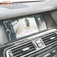 10.2吋屏幕對應行車資訊外，亦可顯示車側及車尾景象。