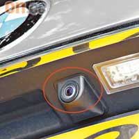 車尾車牌附近設有後車鏡頭（紅圈示），倒車泊位毋須靠估。