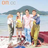 周師傅與模特兒跟魚網拉鋸了超過十五分鐘，才得到手中魚獲。