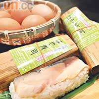 和歌山拉麵店的桌上孖寶：鯖魚壽司與溫泉蛋。