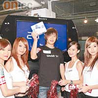 中間高舉PSPgo機盒嘅朋友就係全球首名PSPgo買家Gary！Gary話佢嘅專長係玩賽車同足球Game，同日推出的《Gran Turismo》就好啱玩！