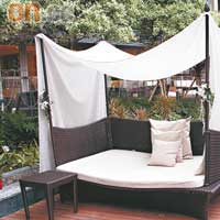 池畔酒廊設計如同東南亞Resort般舒適，與情人坐在寬敞Daybed，沉醉於浪漫氛圍中。