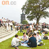 公園的一端，屹立着建於明朝的占鰲塔。