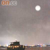 中秋夜坐船遊西湖，浪漫至極。