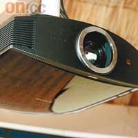 高檔投影<BR>VPL-VW85備有Sony獨家的Advanced Iris 3光圈，而且用上SXRD Panel，一望就知係高檔產品。比起早前推出的型號，VW85的對比度增加至120,000:1，加埋自家x.v.Colour及MotionFlow技術，睇動作片都唔會有殘影！售價：$54,600（需預訂）