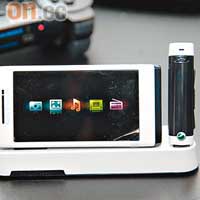 Aino可利用機座接駁PS3，超有型。