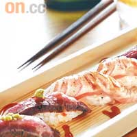 三色壽司$98<BR>有和牛、三文魚、拖羅壽司，三款同樣是油分重的肉類，加上火炙效果，更顯油香。