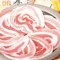 櫻花豚肉卷 $39/100克<BR>層次分明的腩肉片，油脂豐富，湯灼時軟滑；燒肉時甘香。