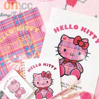 以Bear Bear造型示人的Hello Kitty Tartan產品，三色蘇格蘭格仔已在英國Scottish Tartan Authority註冊，成為Hello Kitty官方專用圖案。<BR>$27.9至$60.9/件