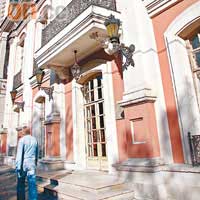 認住這幢粉紅色建築，它就是Cafe Pushkin。
