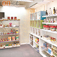 小小的店子搜羅了五十多款食品及飲料，其中一隅擺放了購自日本的懷舊玩具。