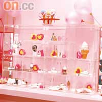 全店以粉紅色設計，飾物亦沒有任何玻璃阻隔，隨時可拿上手試戴。