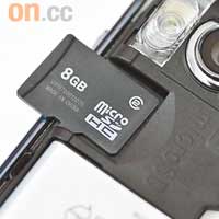 跟機送8GB記憶卡，方便利用Media Go軟件把更多電腦上的多媒體檔案傳送到手機上觀看。