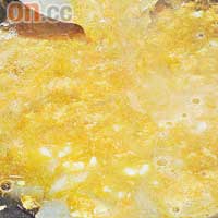 完全未夠火候，Mable這一鑊蟹粉炒極唔夠金黃，而且愈炒愈水汪汪。