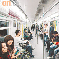 車廂與港鐵近似，但沒有吊環扶手，感覺更利落。