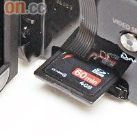 內置64GB 快閃記憶體，輕巧高速防震之餘，另支援SD/SDHC插卡擴充。