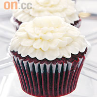 Red Velvet Cupcakes $28<BR>鮮紅色杯仔蛋糕上的白色鮮花，不是奶油或忌廉，而是用Cream Cheese所做，夠新意，味道亦沒奶油的濃。