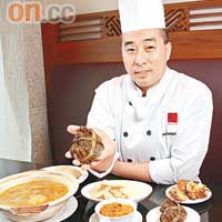 濮師傅出身於香港上海總會，曾為當年居港的上海名流炮製上海菜，並師承正宗上海大師傅。