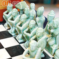 搞鬼搞馬的瓷飾，以這款人形國際象棋最睇得又玩得。一套1,800泰銖（約HK$400）