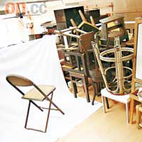 來年會跟藝發局合辦傳統家具展，現在Simon正整理搜集得來的舊櫈。